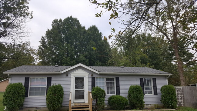Building Photo - 3 Bedroom 2 Bath Renovated Ranch Home $1,3...