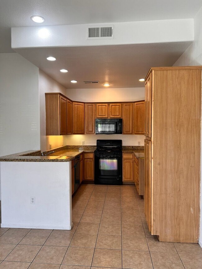 Foto del edificio - Luxurious 3 bedroom, 2.5 bath townhome, AC...