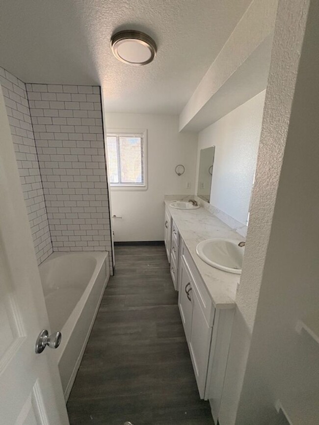 Building Photo - Newly Renovated 3 bedroom 1 Bathroom - OPE...