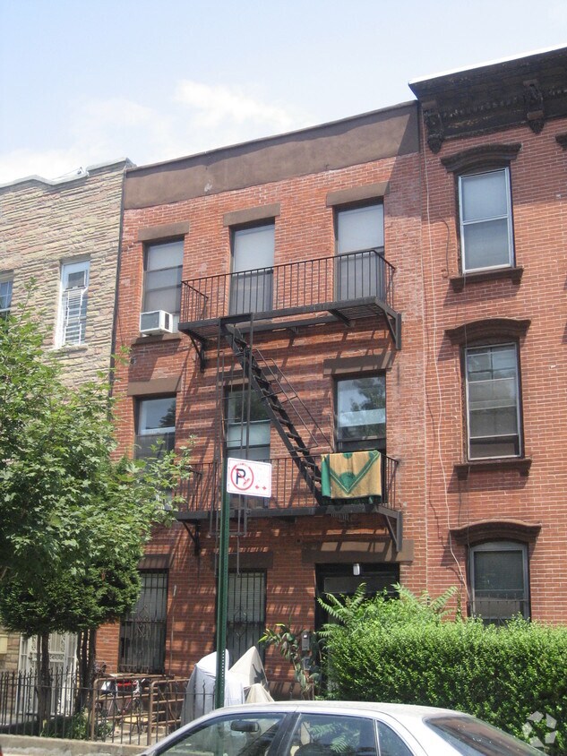 Building Photo - 643 Warren St