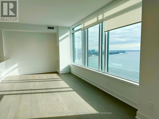 Photo du bâtiment - 1928 Lake Shore Blvd W