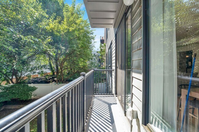 Building Photo - 517 Jackson St