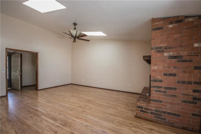 Building Photo - 14 Meadowbrook Cir