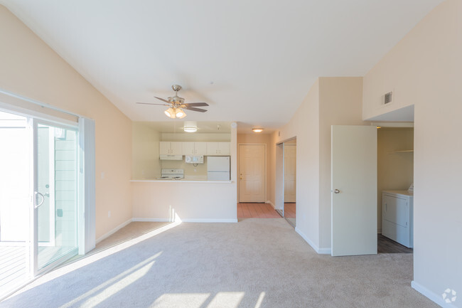 2HAB,2BA - Sala de estar - Hillcrest Apartment Homes