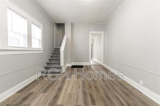 Foto del edificio - 2427 N Kenwood Ave