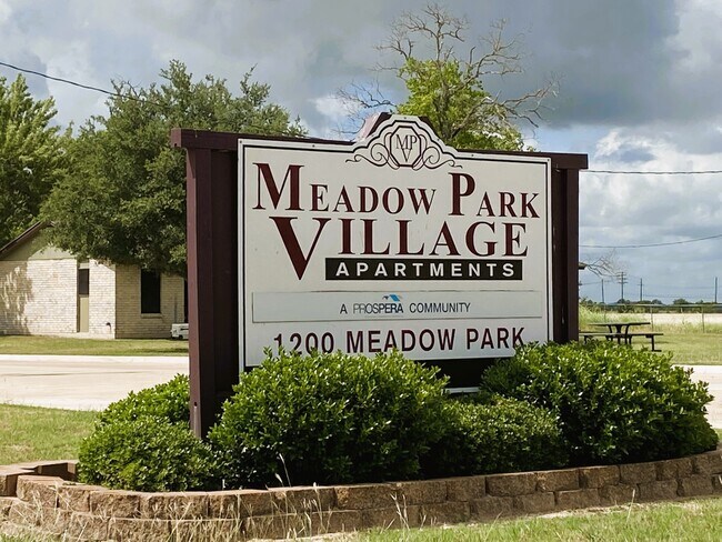 Foto del edificio - 1200 Meadow Park Ln
