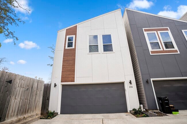 Foto del edificio - 594 Janisch Rd