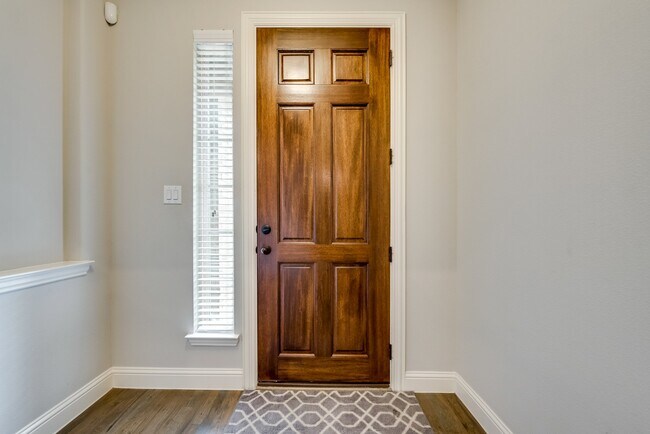 Photo - 923 Whitehall Dr House