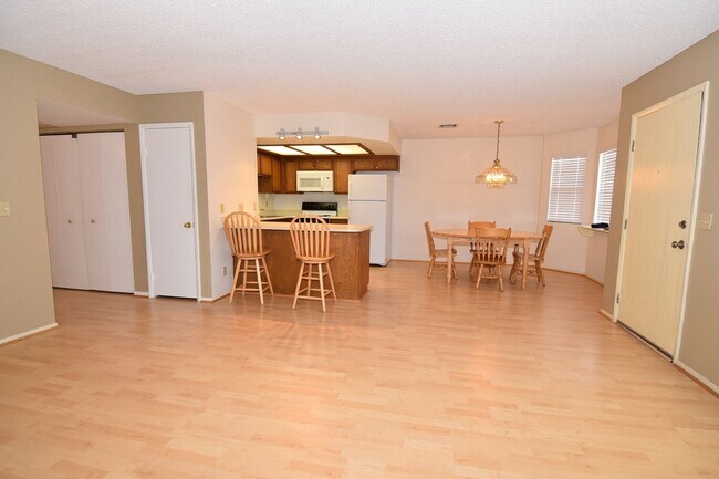 Foto del edificio - Cozy 2 Bedroom Condo on the 2nd Floor At T...