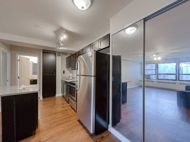 Foto del edificio - 4180 N Marine Dr