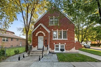 Building Photo - 2345 Ridgeland Ave