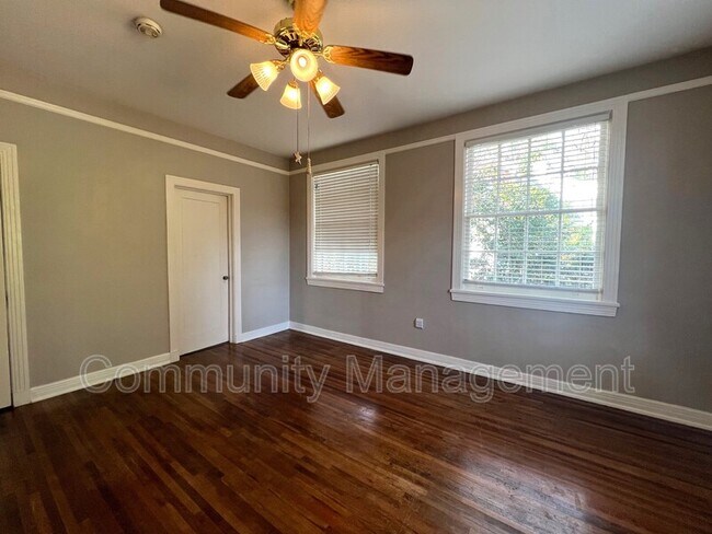 Foto del edificio - 3167 E Lakeshore Dr