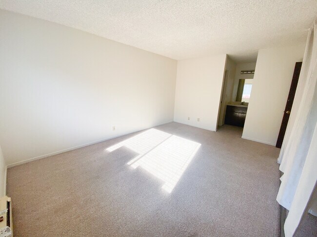 Master Bedroom - 150 Saratoga Ave