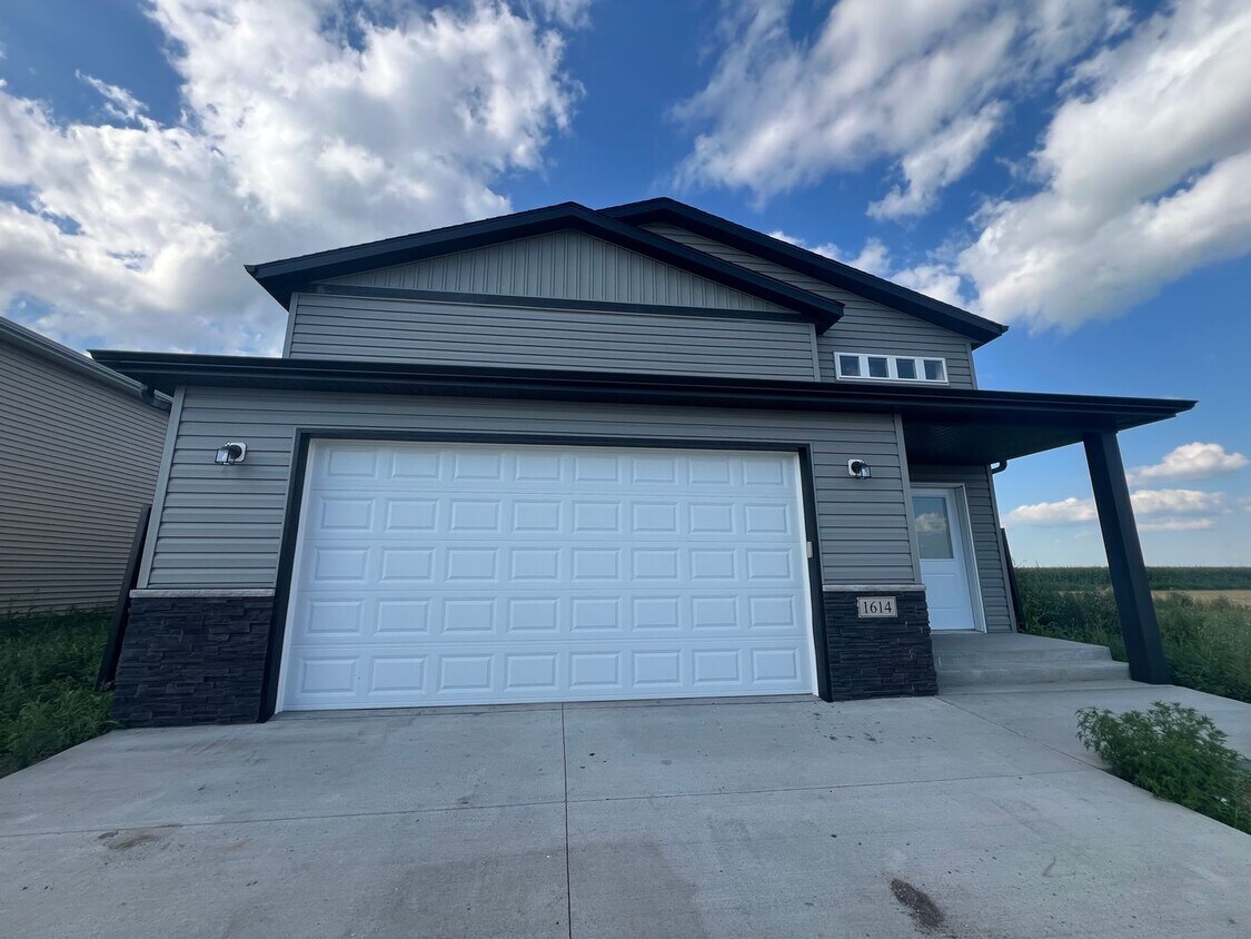 Foto principal - 1614 6th Ave NE