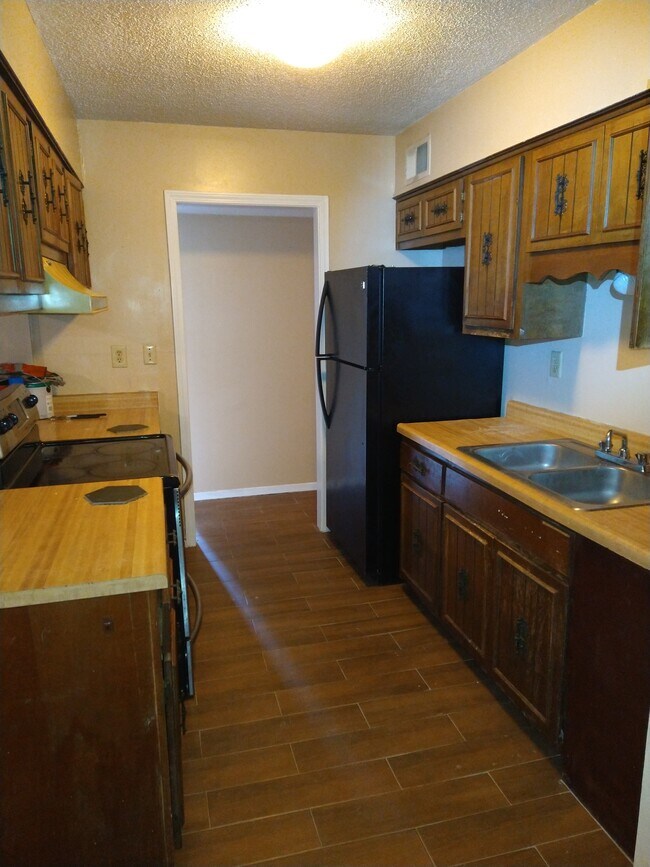 Building Photo - 3807 Walsingham Dr