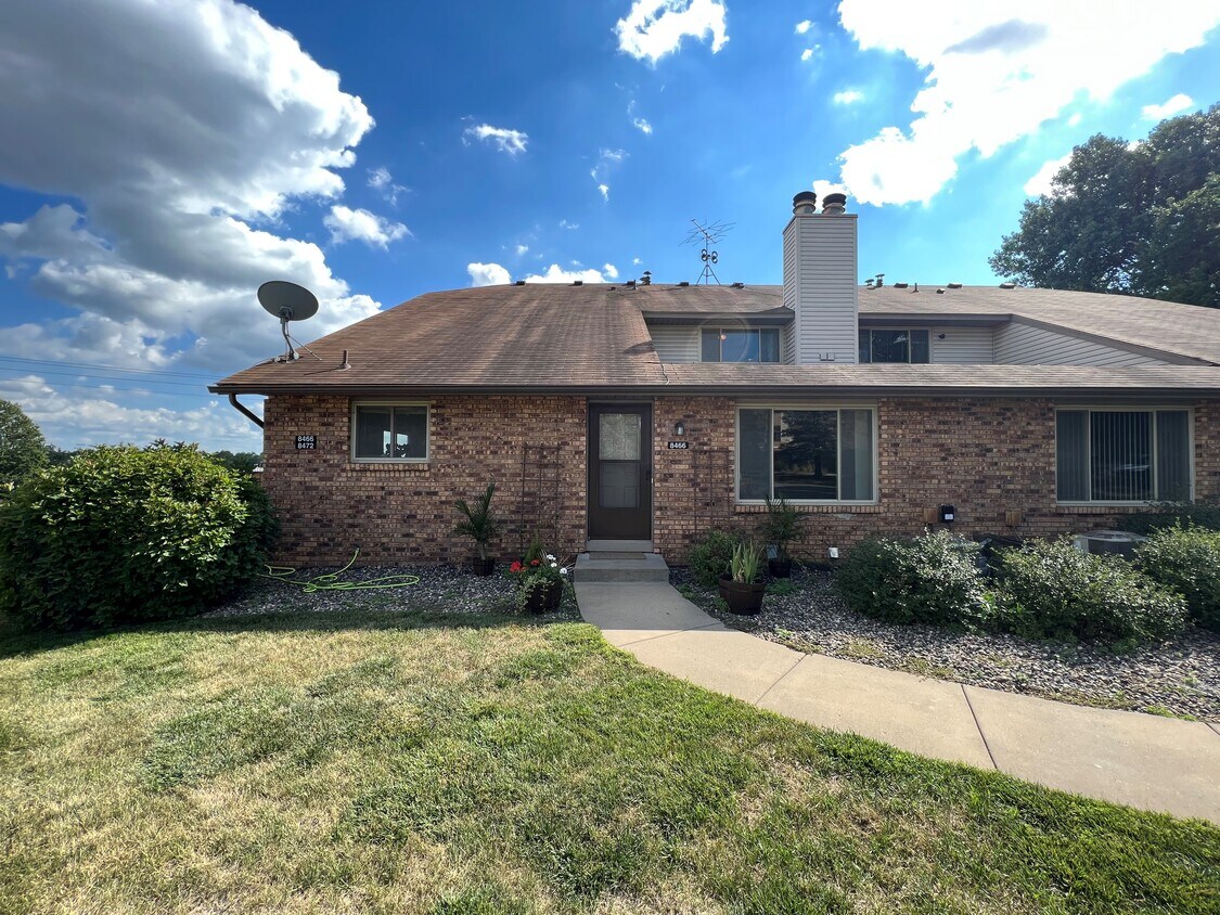 8466 144th St W, Apple Valley, MN 55124 Townhome Rentals in Apple