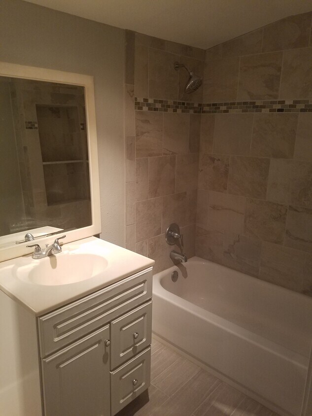 Foto principal - 810 4th Ave NW