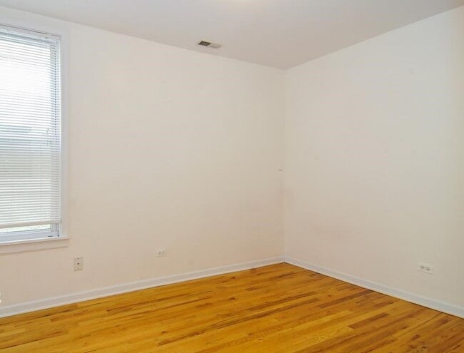 Building Photo - 1433 W Oakdale Ave