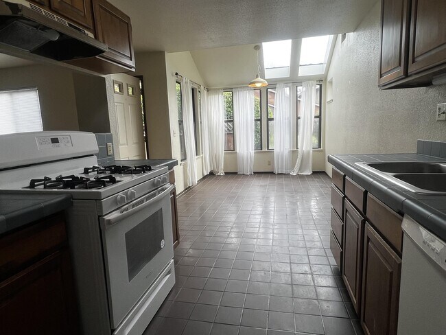 Foto del edificio - 674 Hidden Creek Rd