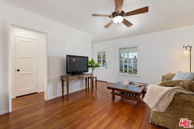 Building Photo - 7236 Encino Ave