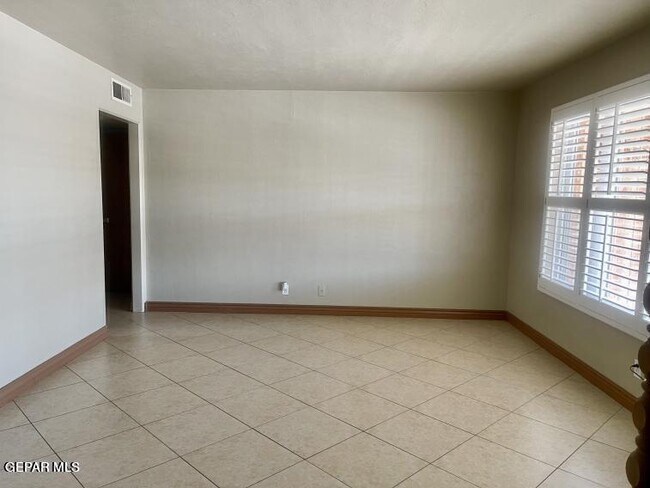 Building Photo - 904 Apple Ln