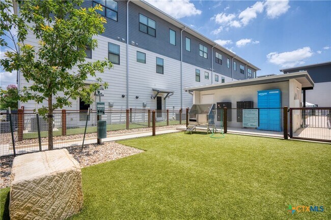 Foto del edificio - 1208 N Academy Ave