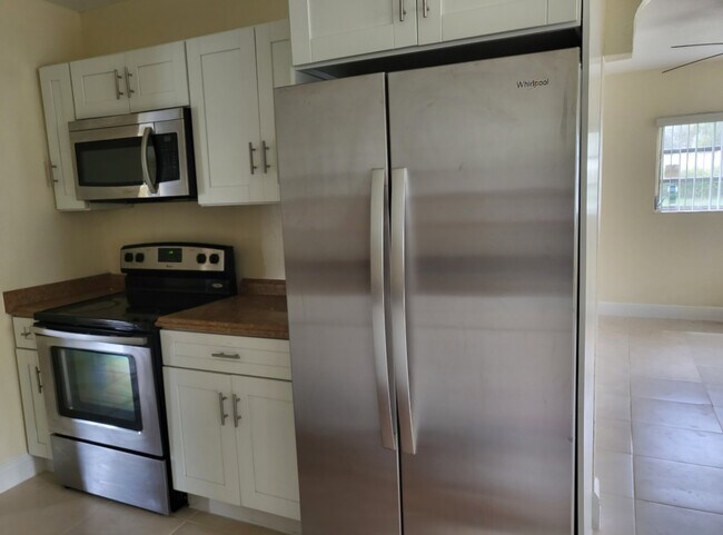 Building Photo - 5311 NE 10th Ave