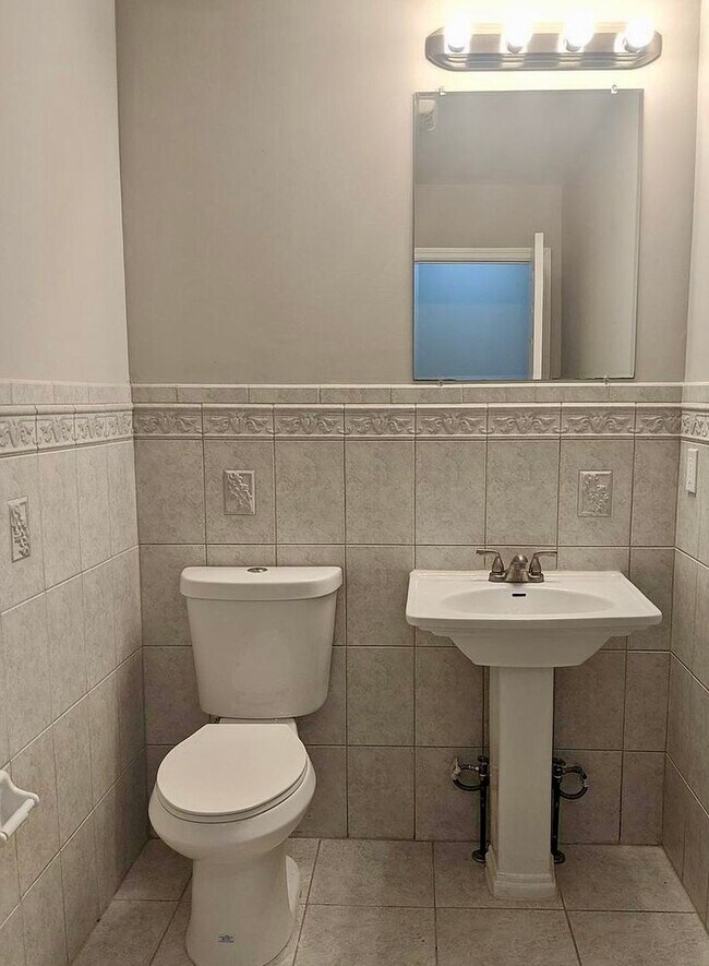 Foto del edificio - 254 Upland Ave