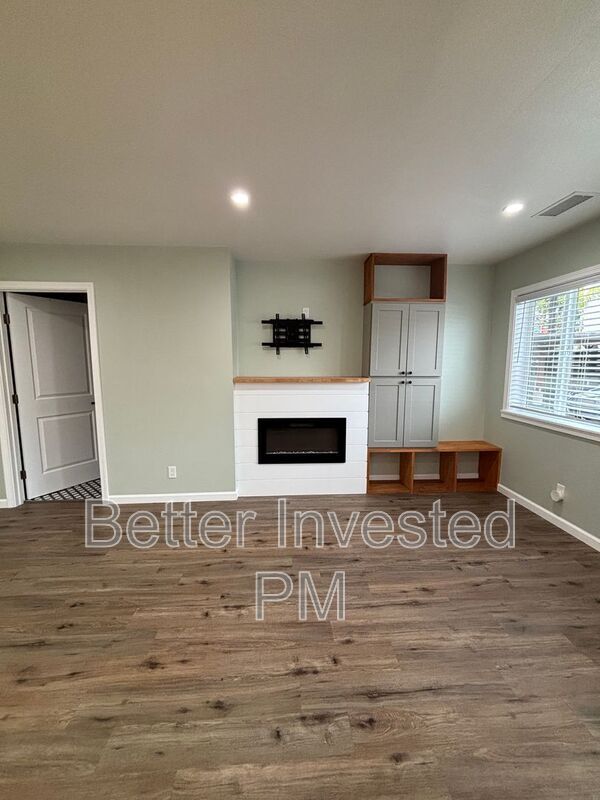 Building Photo - 401 W Sierra Ave