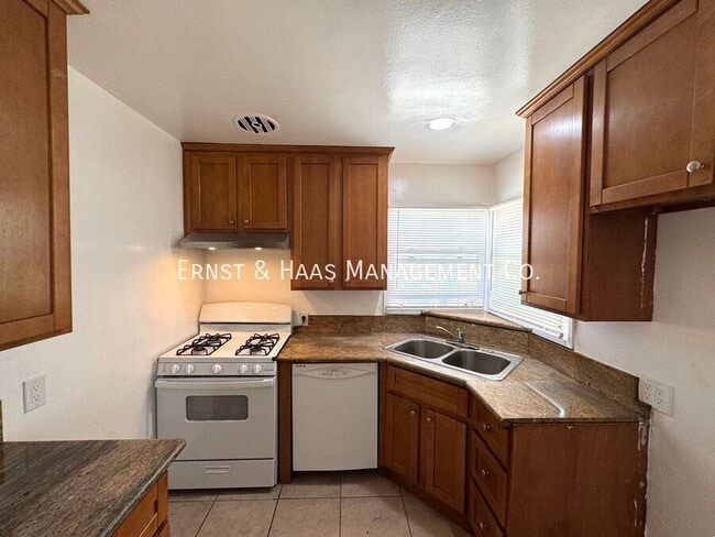 Building Photo - 932 Gardenia Ave
