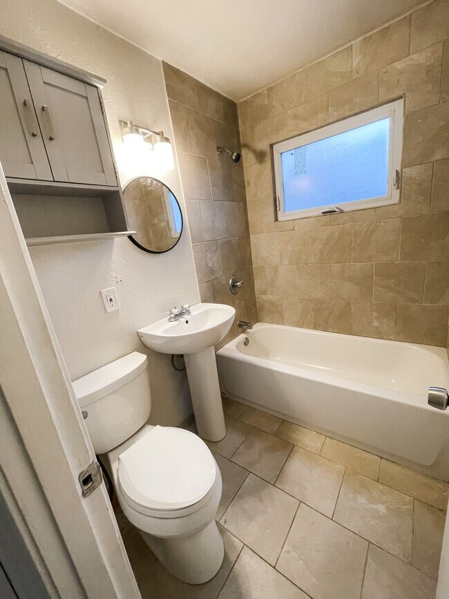 Foto del edificio - 2 bedroom single family home in South lawn