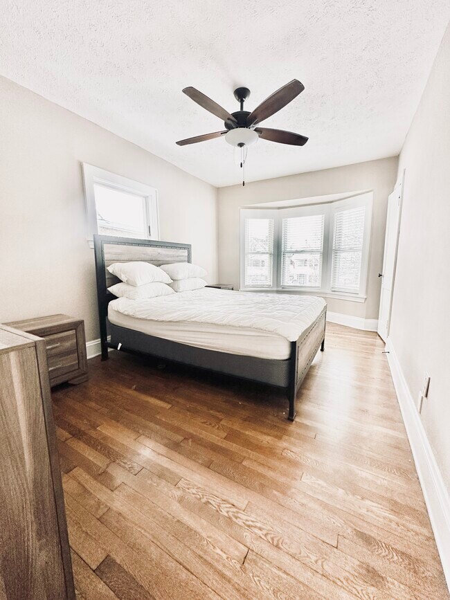 Foto del edificio - 1303 W 102nd St