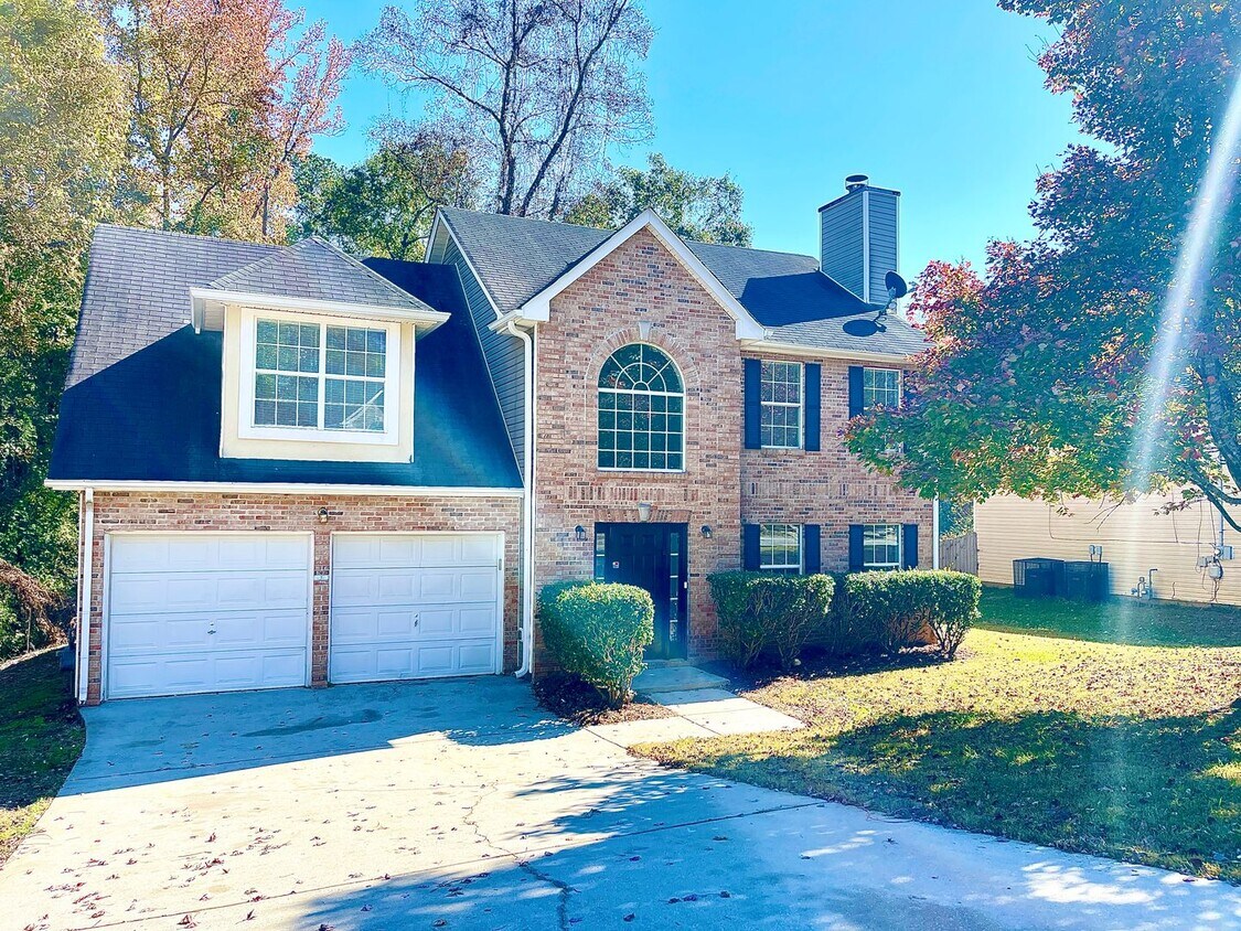 Welcome to this charming 3-bedroom, 2.5-bathroom home located in the desirable area of Ellenwood,... - Welcome to this charming 3-bedroom, 2.5-ba...