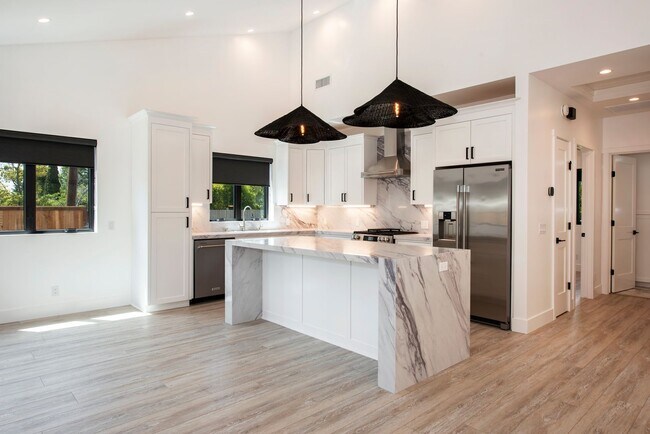 Foto del edificio - Exquisite Custom ADU in Santa Barbara – Pr...
