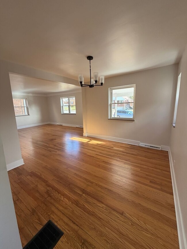 Building Photo - 3 Bed / 2 Bath Brick Home - showings start 12/3