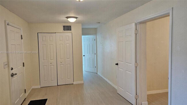 Foto del edificio - 822 NW 12th Ave