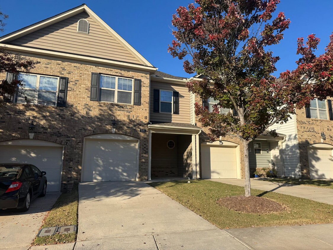 Foto principal - *Move In Special* 3 Bed | 2.5 Bath Cary To...