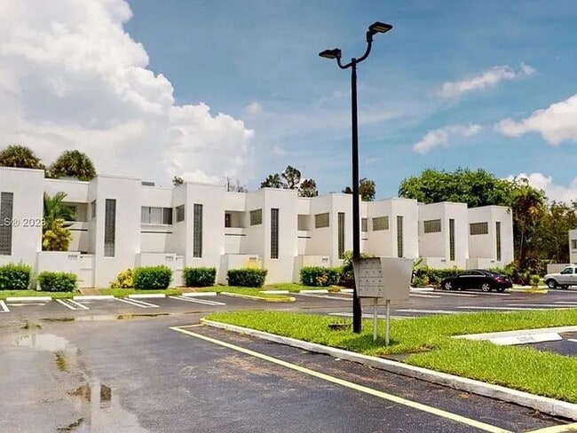 Building Photo - 5130 Elmhurst Rd