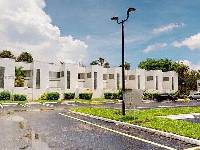 Foto del edificio - 5130 Elmhurst Rd