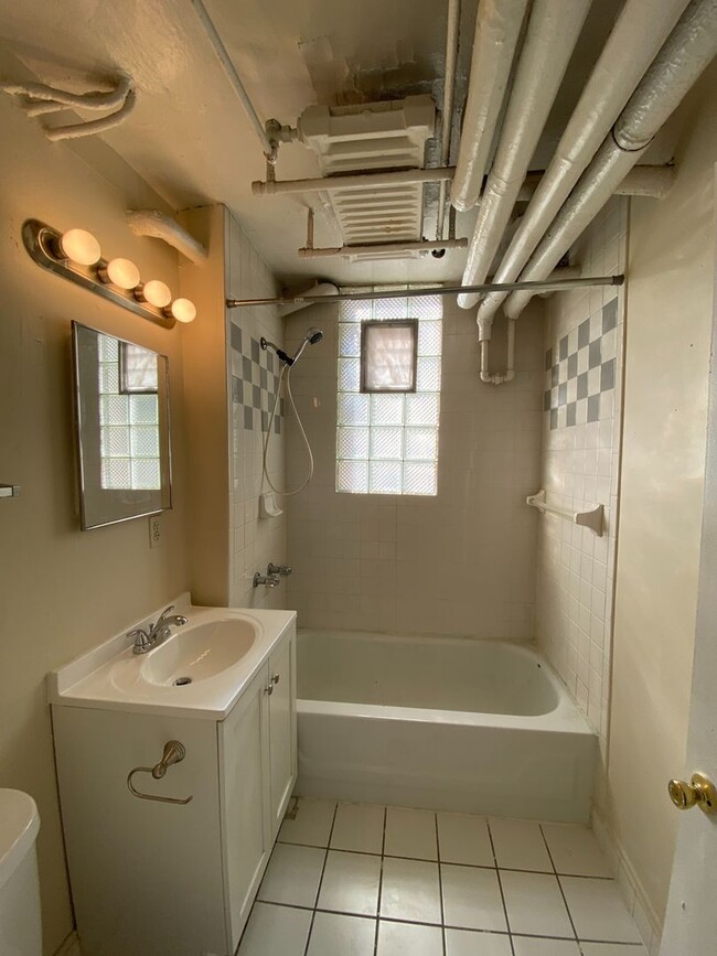 Interior Photo - 1318-20 Van Buren
