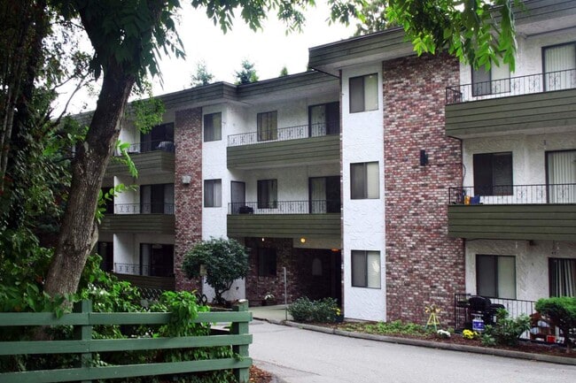 Building Photo - Royal Manor Apartments