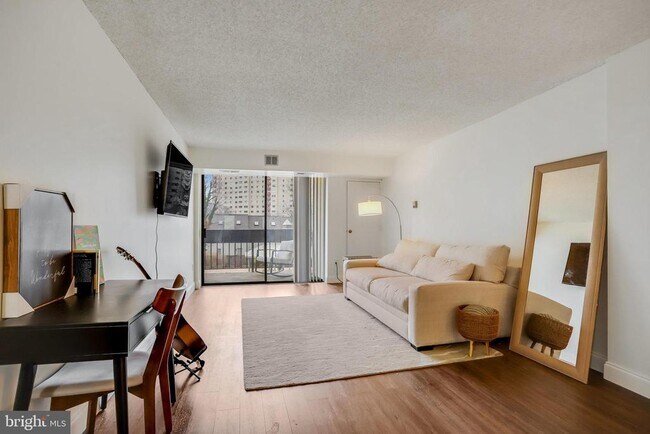 Foto del edificio - 5300 Holmes Run Pkwy