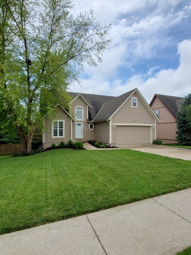 2037 SW British Dr, Lee's Summit, MO 64081 House Rental in Lee's
