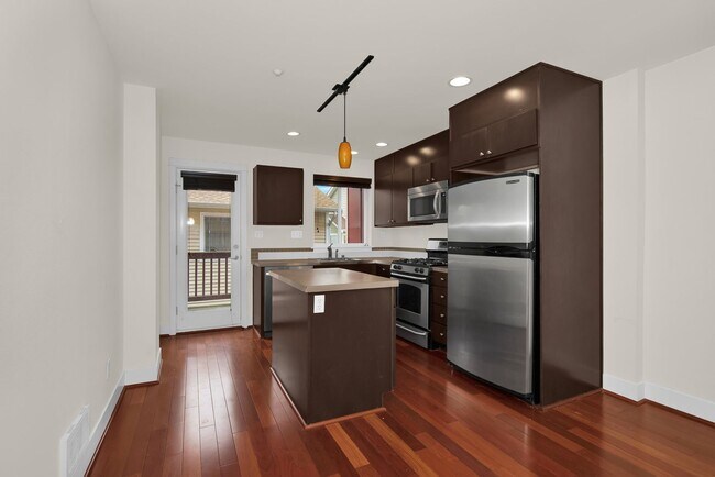 Foto del edificio - Updated 2 Bedroom Shoreline Townhouse!