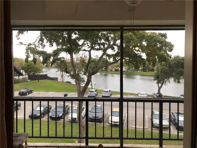 Building Photo - 3690 Inverrary Dr