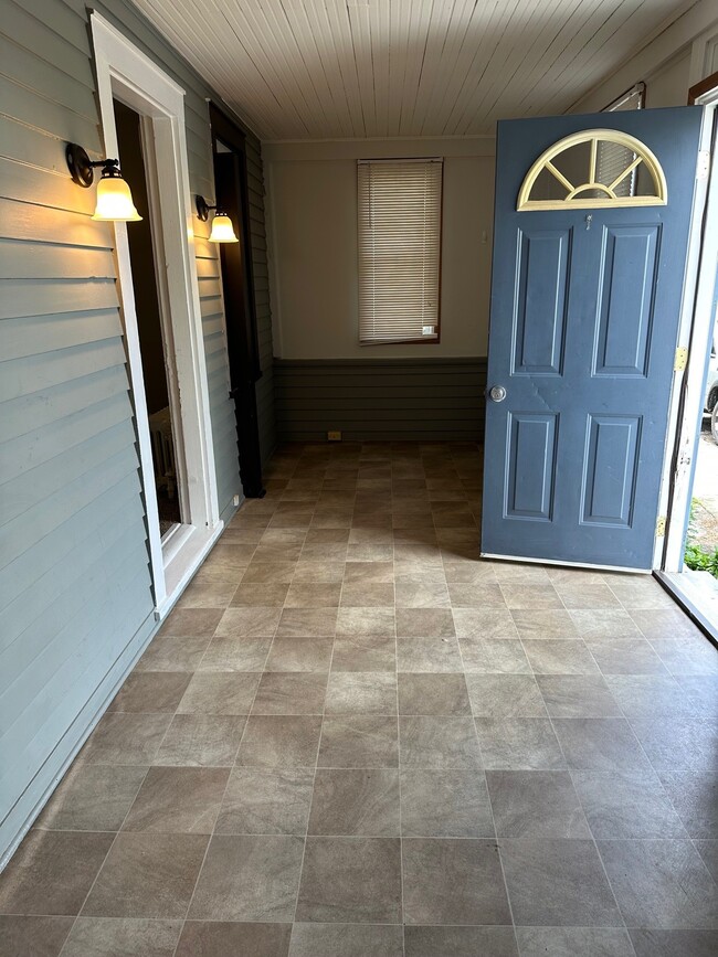 Building Photo - 1113 5th Ave