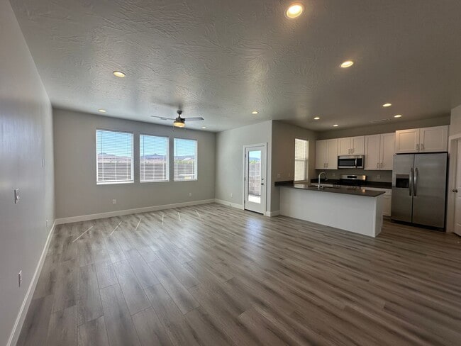 Building Photo - BRAND NEW 3 BEDROOM SAND HOLLOW TOWNHOME F...