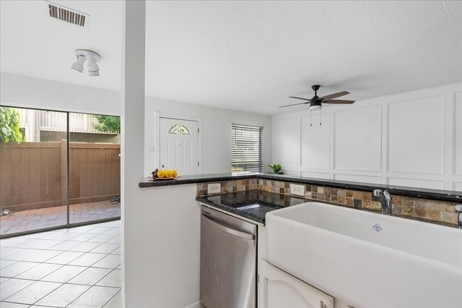 Building Photo - 2379 Briarwest Blvd