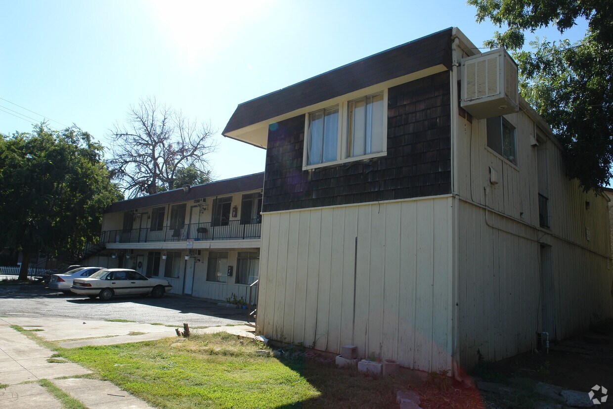 Building Photo - 1341 Mulberry St