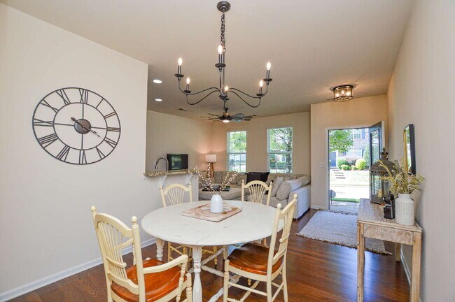 Foto del edificio - "Charming 3-Bedroom Townhouse in Indian La...